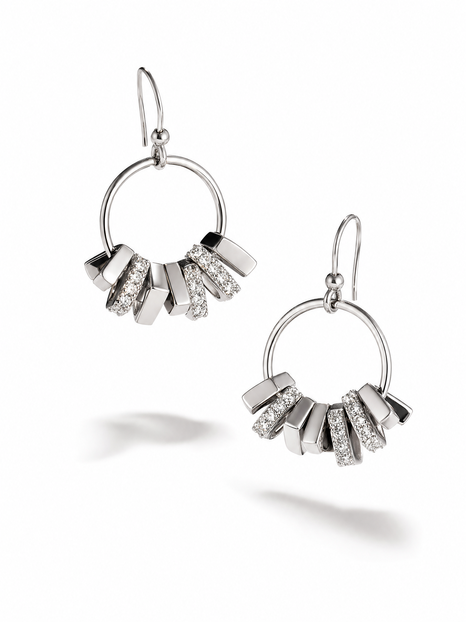 ORECCHINI PENDENTI A CERCHIO CON CHARMS ZIRCONATI